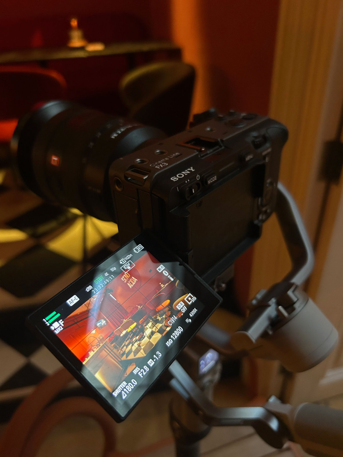 Videograf Bucuresti filmare solo cu camera Sony FX3 pe gimbal, controland lumina si compozitia intr-un interior cinematic.