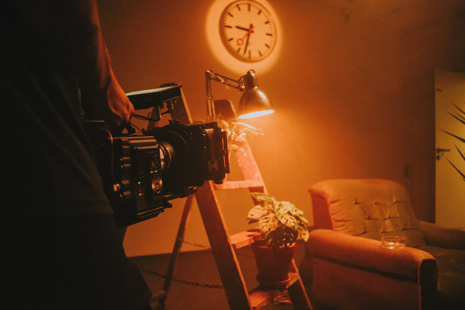 Videograf in Bucuresti realizand productie video profesionala cu camera de cinema