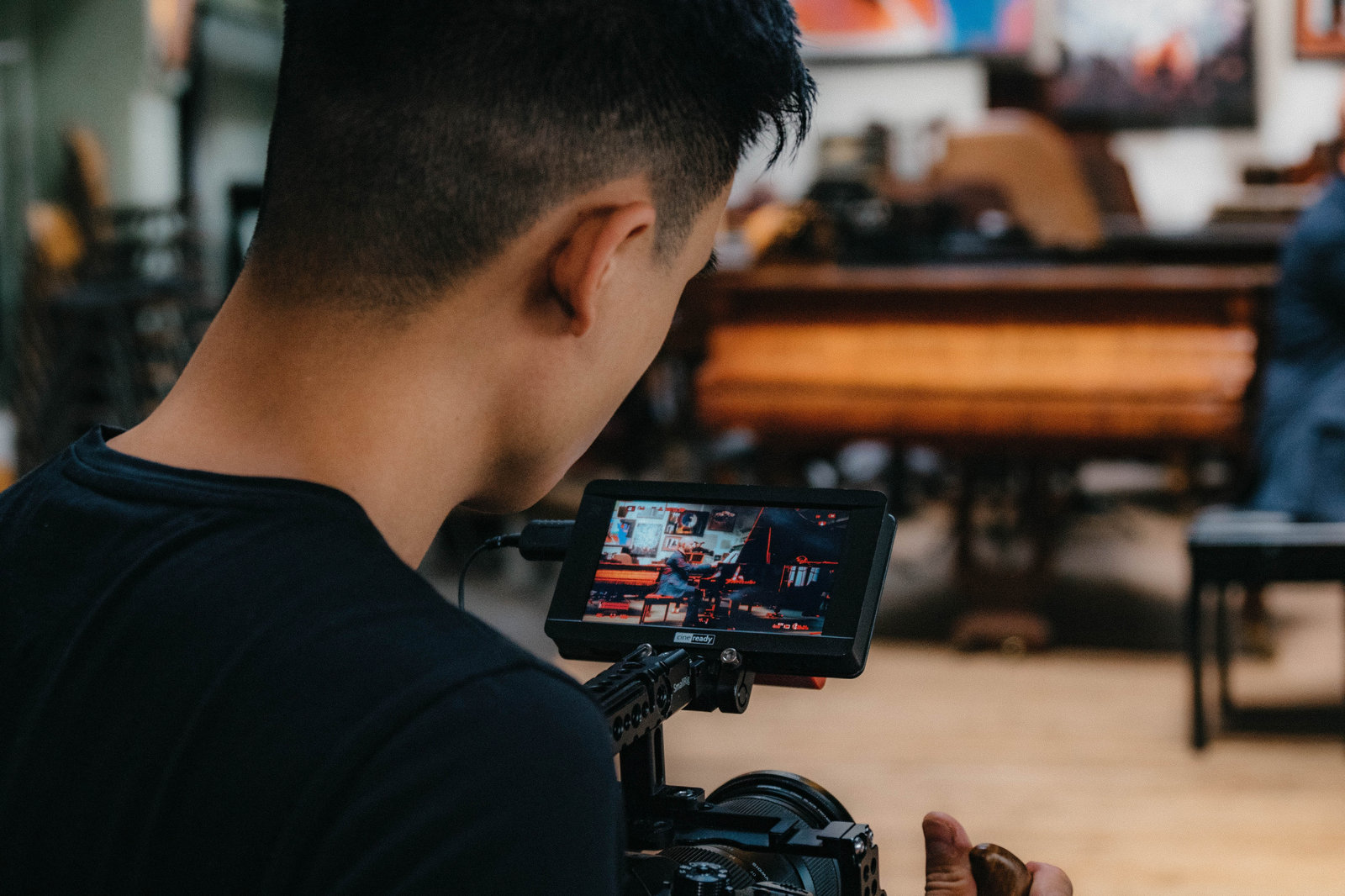 Videograf in timpul filmarii unui videoclip profesional.