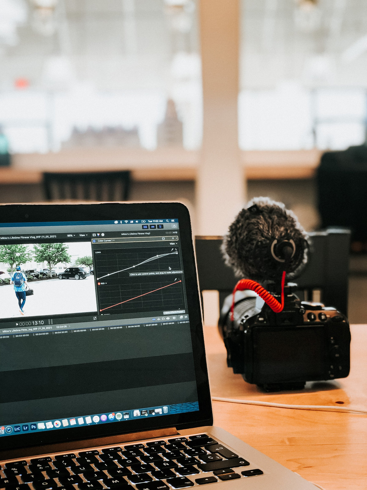 Laptop cu program de editare video si camera profesionala, simbol al procesului de analiza in strategii video branduri