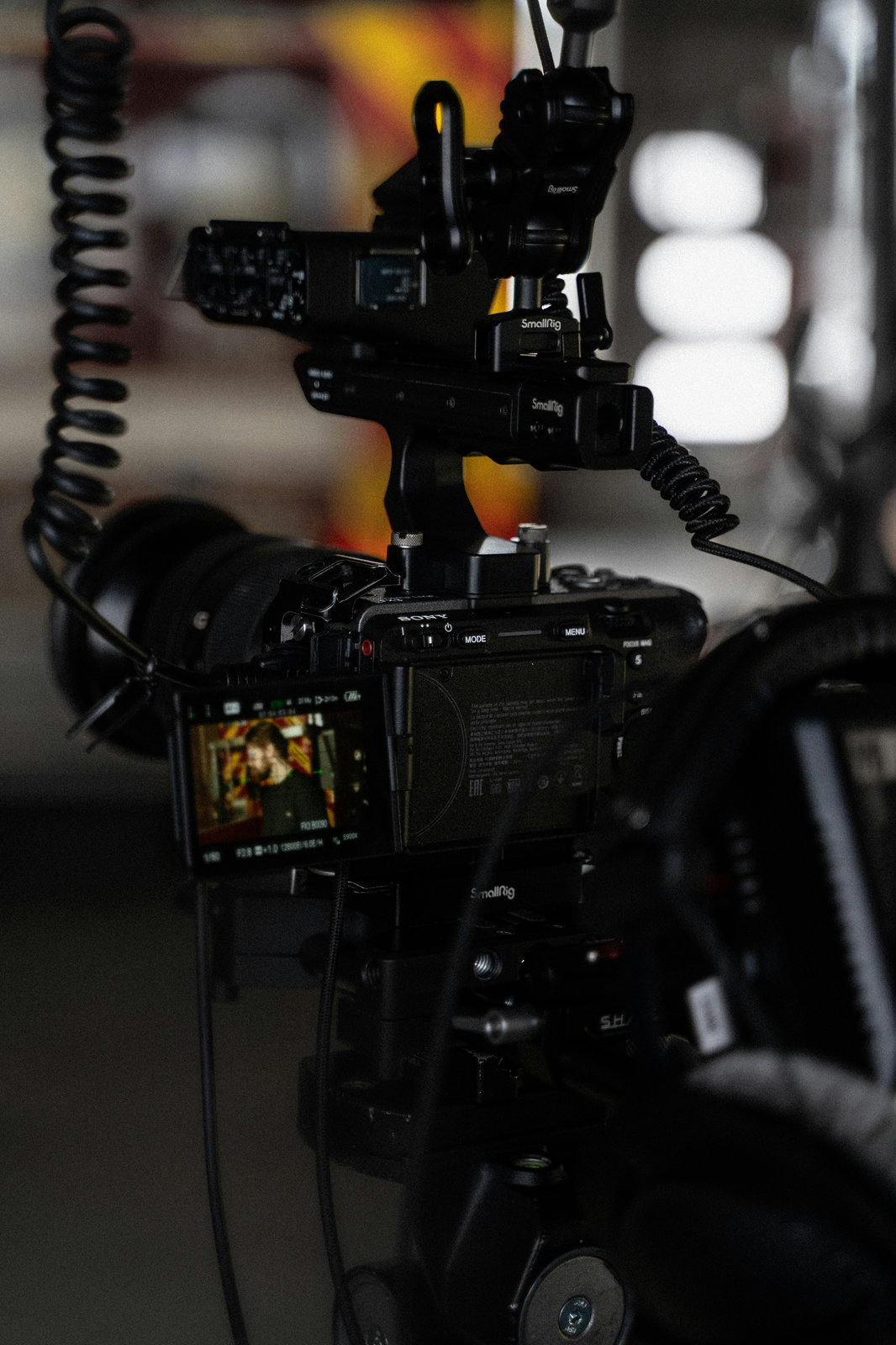 Camera Sony FX3 utilizată de un videograf Bucuresti în timpul unei filmări profesionale pentru producție video corporate.