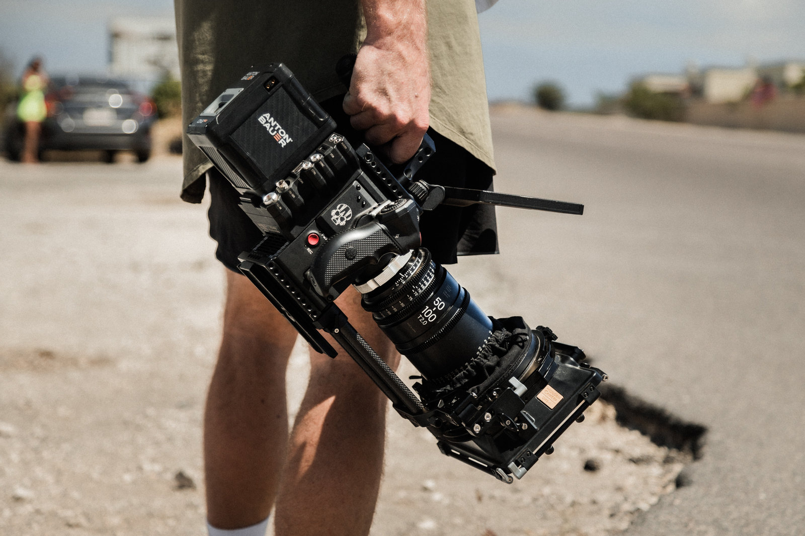 Bideograf profesionist în București filmând cu cameră video profesională pe rig în aer liber