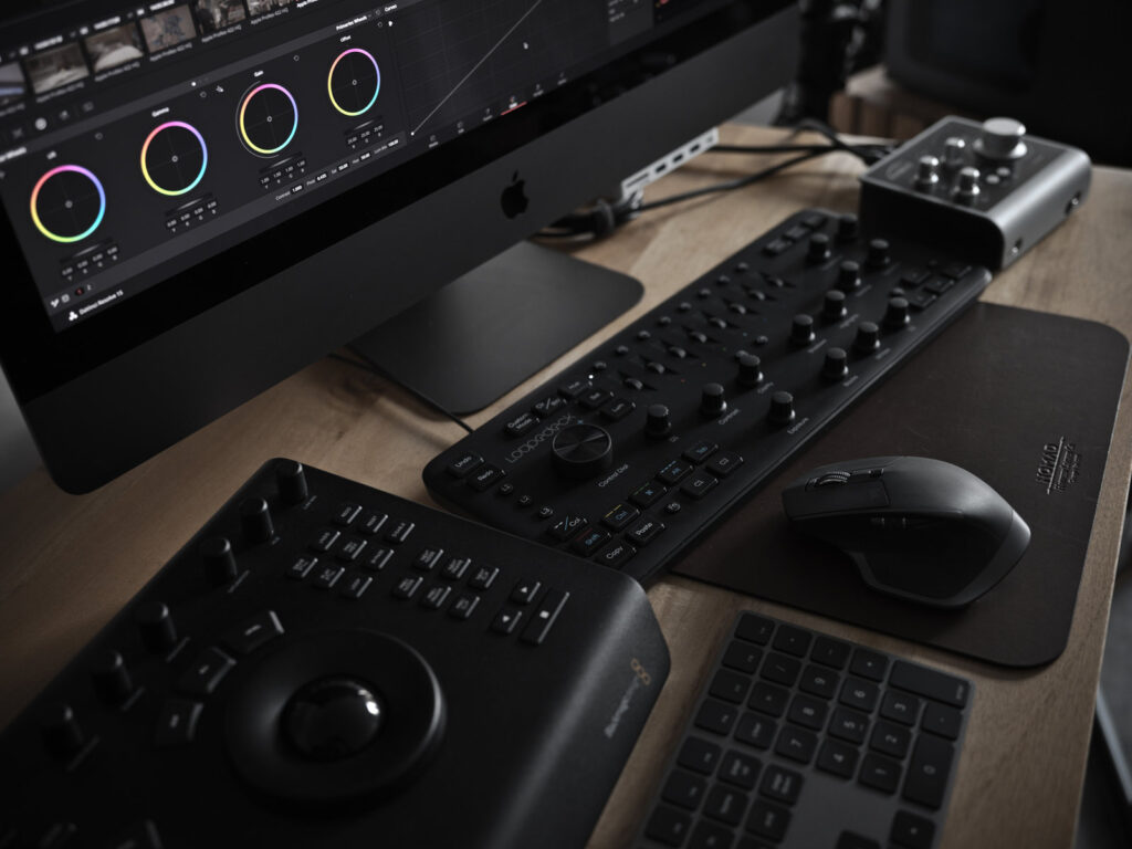 Colorizare video în DaVinci Resolve: panouri de culoare și suprafață de control pe birou