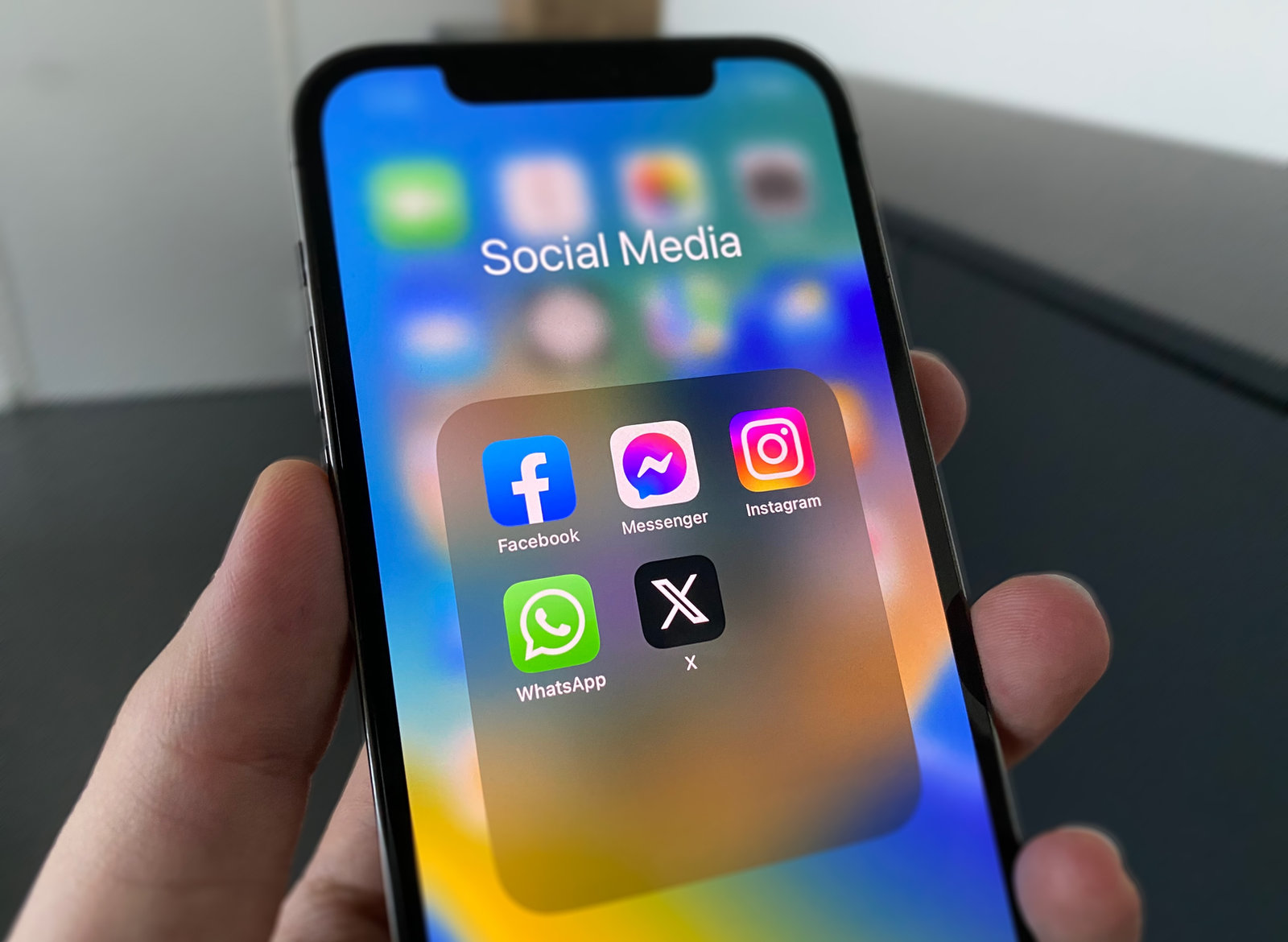 clip social media filmcolorat.ro – smartphone cu aplicatii Instagram, Facebook, WhatsApp si X, utilizat pentru promovarea continutului video pe retele sociale