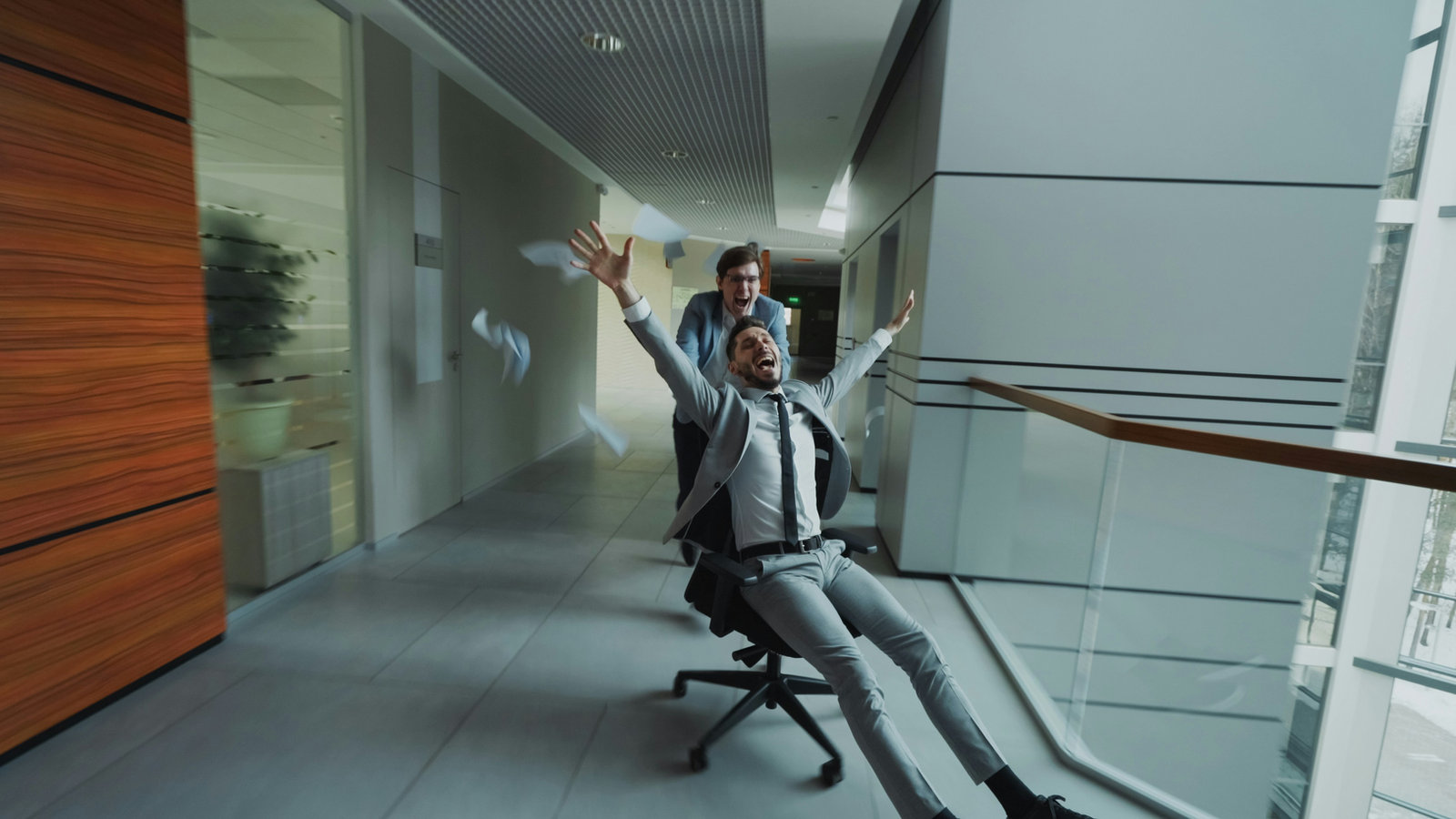 Angajati intr-un birou modern se distreaza la filmarea unui clip corporate realizat de un videograf corporate Bucuresti.