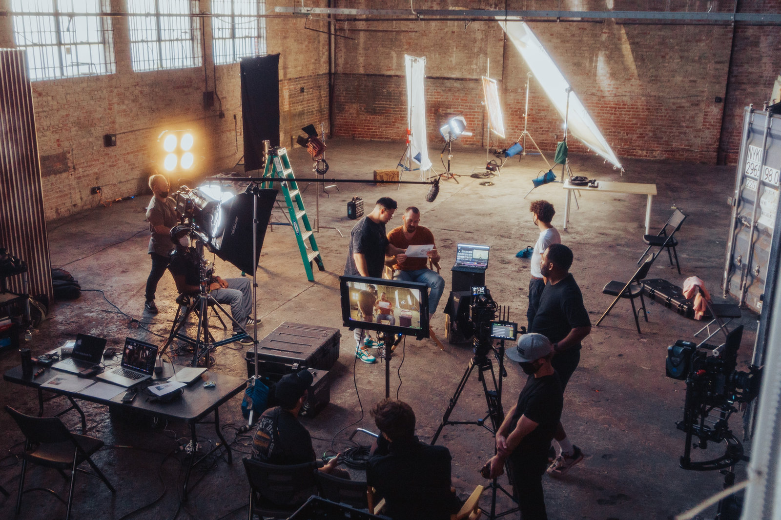 Producție video București – echipă extinsă sau videograf freelancer? Cum alegi varianta potrivită pentru proiectul tău
