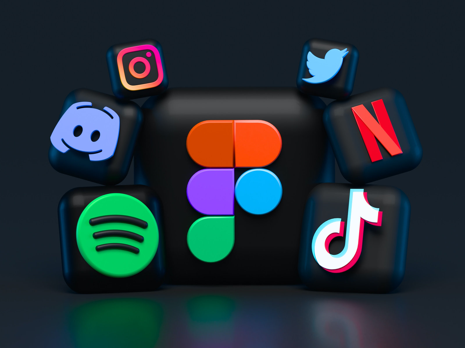 clip social media filmcolorat.ro – reprezentare grafica 3D cu iconite TikTok, Instagram, Spotify, Netflix si Twitter, simbolizand platforme de distributie video online