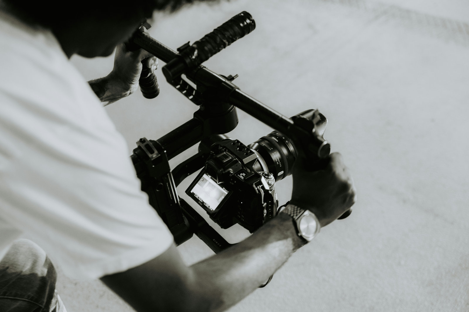 Videograf in Bucuresti realizand filmari cu gimbal si camera profesionala